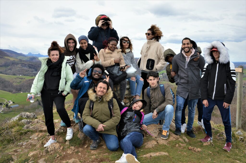 photo de groupe de jeunes de la résidence en randonnée à la montagne